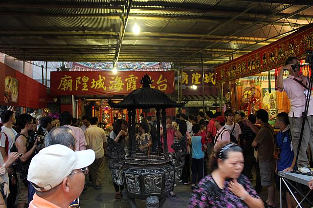 霞海城隍廟はたくさんの人でごったがえしていました