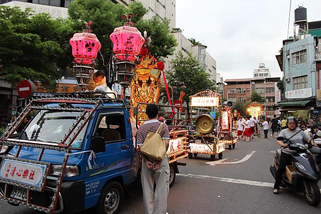 車も列になり、もうすぐ始まりそうですねぇ