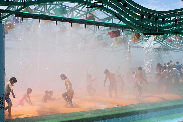 「倒轉水迷宮」は四方八方から水が出てきます！もうどこが上で下なのか感じられなくなるほど♪