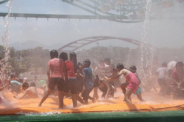 そうなんです！この遊戲區では、暑い夏にぴったりのウォーターワールドなんです。