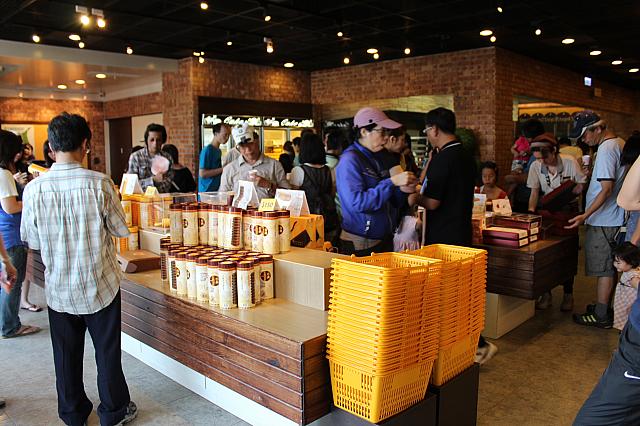 インターネット販売で大人気のこのお店は唯一試食ができる！ということで詰めかけるお客さんが多いんです