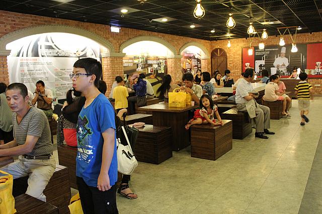 机や椅子もあって休憩にも使えます！