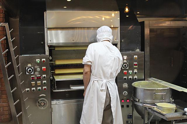 もちろん観光工場なので作っている様子も見ることができます！