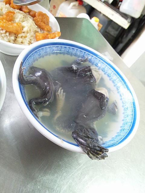 そのままスープへINされたカエルさん。。。