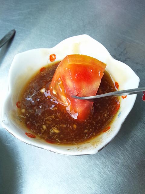 トマトをつけて食べるのです♪案外クセになりますよ！