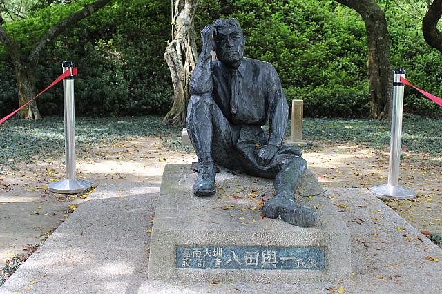 ダムを見つめています