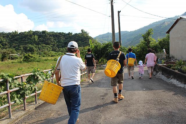 籠を背負ってやる気満々！