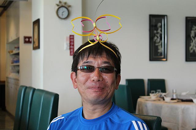 レストランのお姉さんがお嬢さんにくれたかわいい蝶々♪パパも嬉しそうです！