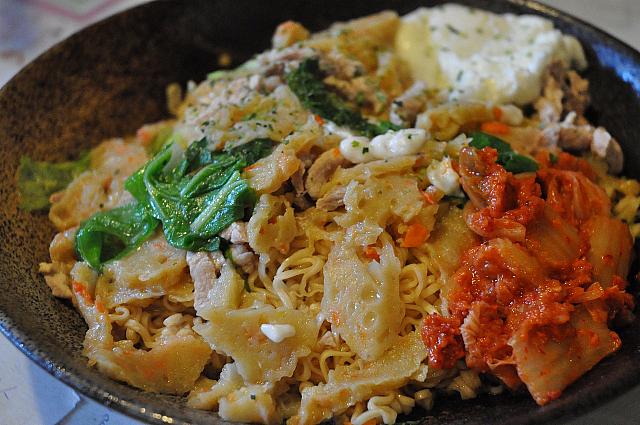 インスタント麺に具材をたくさん入れて煮込んでくれる麺も売っています！台南の学生にとっても人気の夜食なんですって！もちろんお昼に食べてもいいですねぇ～！