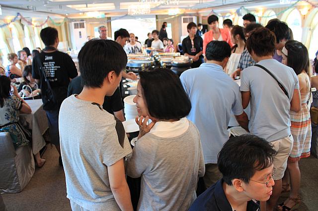 スタートしたらすぐにお客さんが集まってきました！
