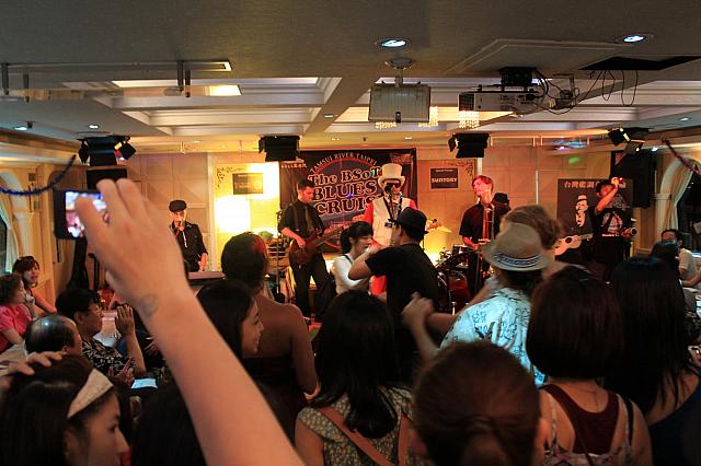 The Bo Po Mo Fo Blues Bandの演奏が始まりました！