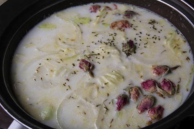 バラの香りがほのかに香るミルク鍋なんて食べたことありますか？かなり美味です♪