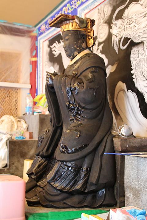 樹齢1000年の樹を彫刻した鎮殿媽