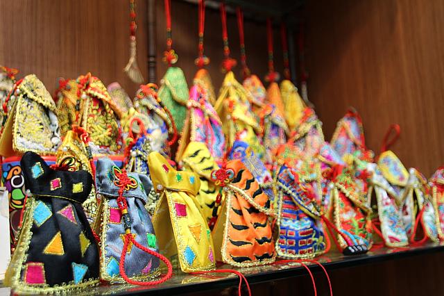 20種類以上の色（つまり神様）の神衣吊飾。どれにしようか迷っちゃう！