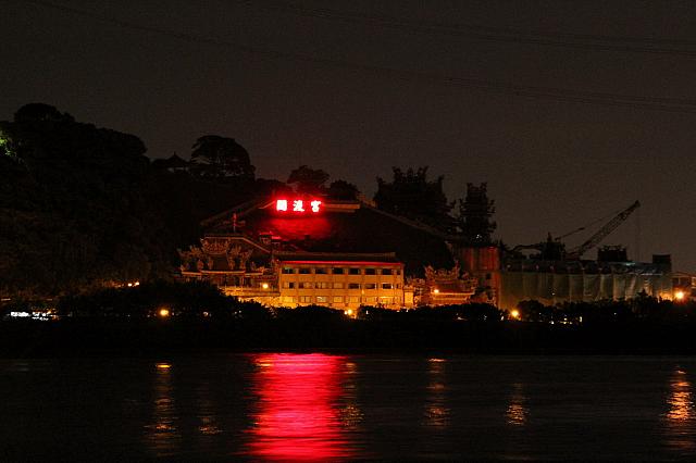 あそこに関渡宮が！台湾のお寺は夜もきらびやか！