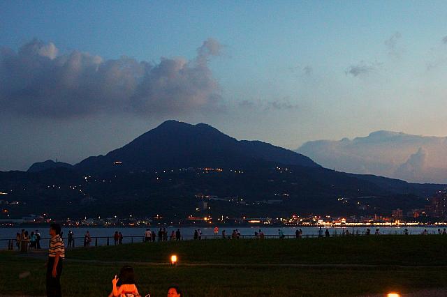 対岸の観音山がくっきり
