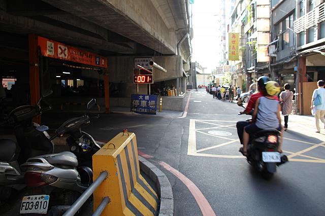橋の脇は、地元住民の暮らしに欠かせない道路です
