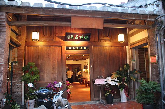 夕暮れにきれいな木の扉