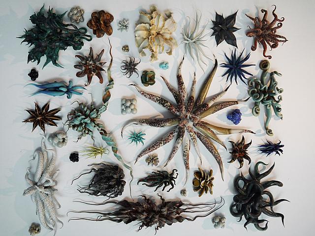 これらは作者が長年放射汚染を地球上の生物を想像して作ったものだとか