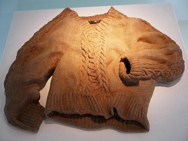 国内外の陶芸作品が集められています。このセーターの作品のようにどれもこれも驚くものばかり！