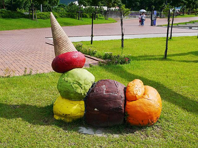 公園には大型の芸術作品が置かれてあって楽しむことができます。