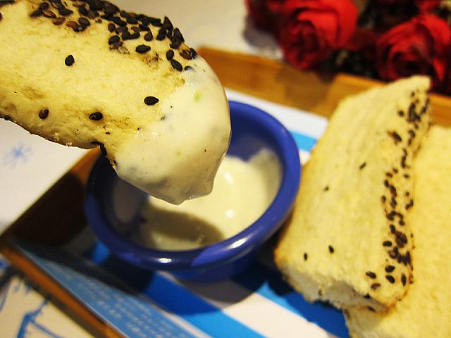 燒餅のようなパンに「希臘優格醬」をつけて食べてみるととっても不思議な味に・・・