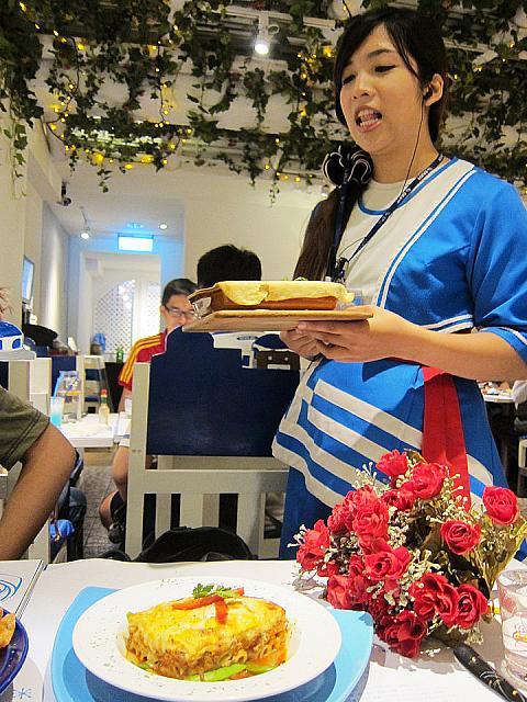 ウェイターさんやウェートレスさんの服装はみんな違うんです。でも、みんなギリシャ風にこだわっています