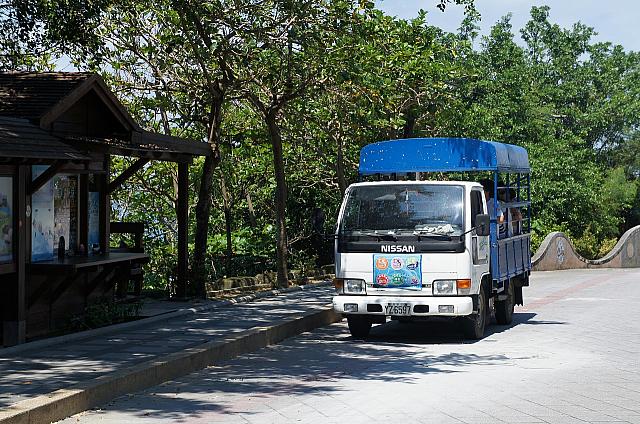 島内の主な観光地を巡るバスがあるので、スクーターを運転できない方でも楽しめます♪