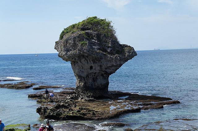 逆さになった花瓶の様な岩がシンボルです。最近は秋めいてきて、学校も始まったので少しは人が少なくなってきているかなぁ・・・