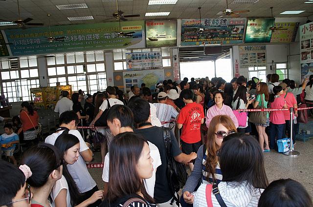 土日ともなると小琉球へ向かう方でいっぱいになる東港