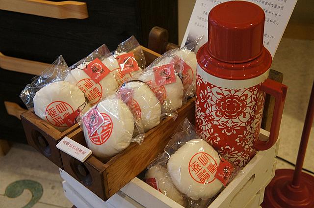 碰餅の型をしたスクリーンクリーナー！これも気になりますが、非売品のこのポットが気になる～！