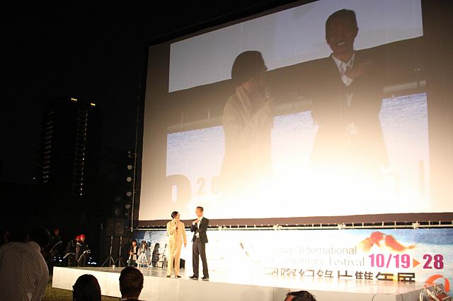 美術館の芝生には大きな野外スクリーンが登場。夜は無料上演となります。（室内上映は1本につき30元の席料が必要です）