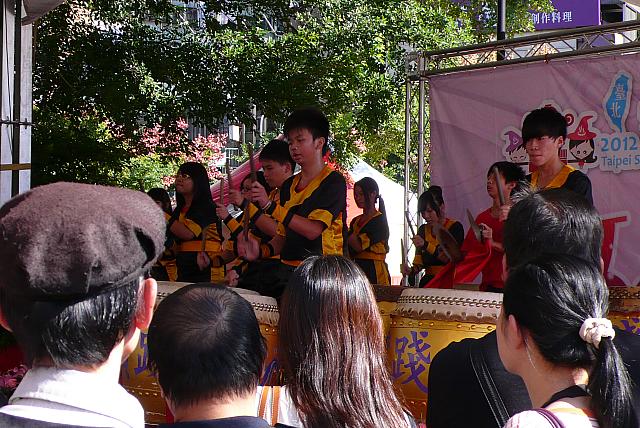 地元学生の和太鼓の披露など、日台交流の場も多くありました。今年のフェスティバルは19日で終了。見逃した方は来年の今頃に期待して待ちましょう～！！