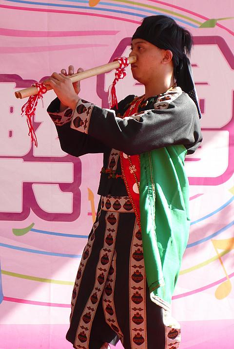 (ちなみに、ダンス中に演奏された笛はなんと鼻で吹くんです～！驚きっ☆)