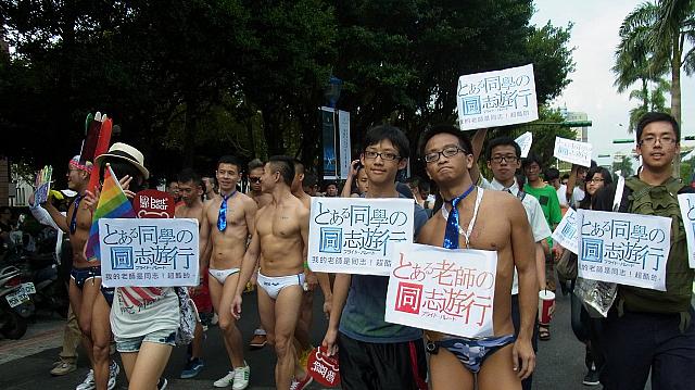 カップルで仲良く歩いております