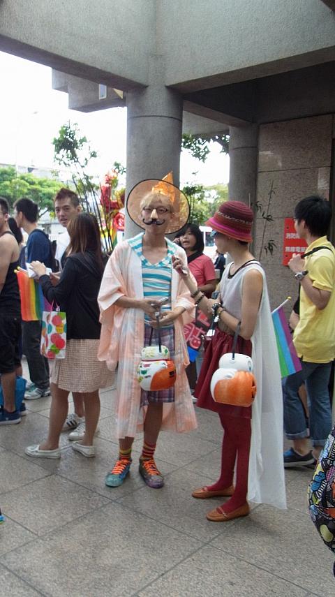 今年もやっぱりみんなの待ち合わせ場所はMRT「台大醫院」駅！ハロウィーンが近いのでそれにちなんだ扮装をしている方をたくさん見かけましたよ～