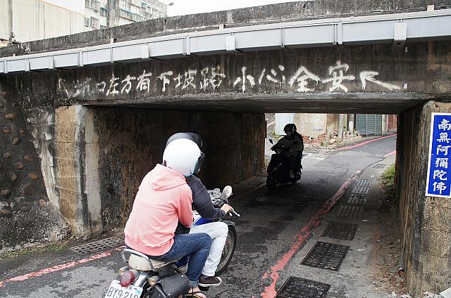 実際は160cmよりもう少し高かったのですが、スクーターでここを抜けていく様子はハラハラドキドキ！