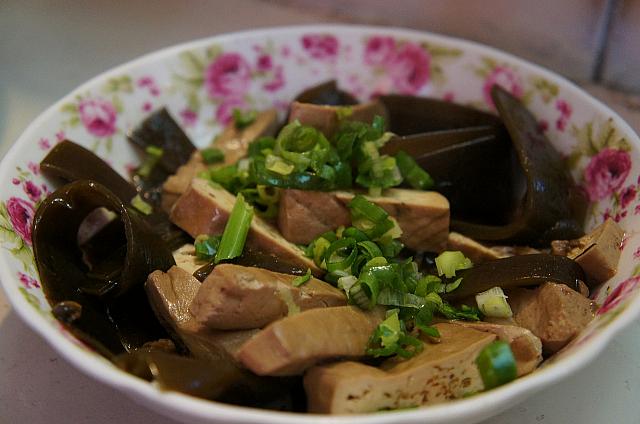周りのお客さんが注文していた鲁味をナビも真似して注文♪豆干20元、海帯30元。鍋燒意麺のスープと合う～～！これもぺろりと食べちゃいました♪