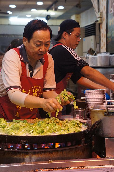 お店の前ではせっせと蚵仔煎を焼いています！お店の看板メニューです☆