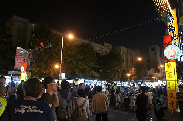いつでも地元民と観光客でにぎわう美食の夜市「寧夏夜市」。ナビプラザからも歩ける距離なのでナビの夜ごはんとなることも多いのです♪