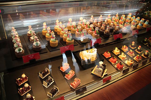 1F　azieカフェのケーキコーナー