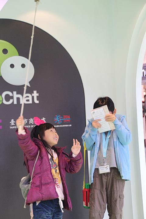 子供たちが鐘を鳴らしていました