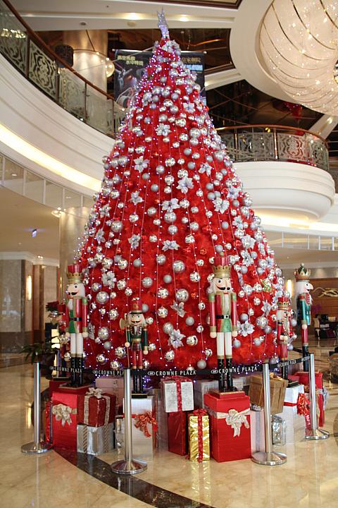クリスマスツリーも巨大！