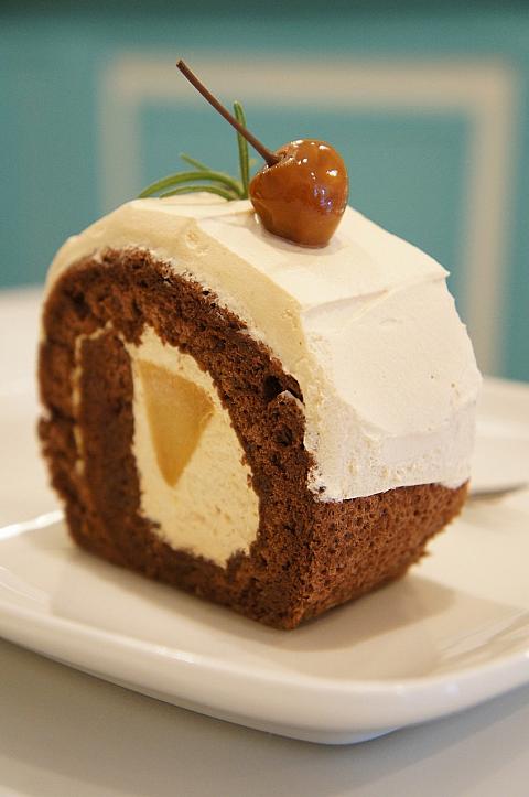 ナビはこのアップルチョコキャラメルケーキを注文♪（すみません。お値段忘れてしまいました・・・）