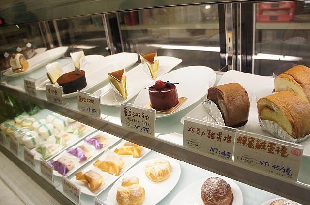 ケーキの注文はショーケースでどうぞ♪
