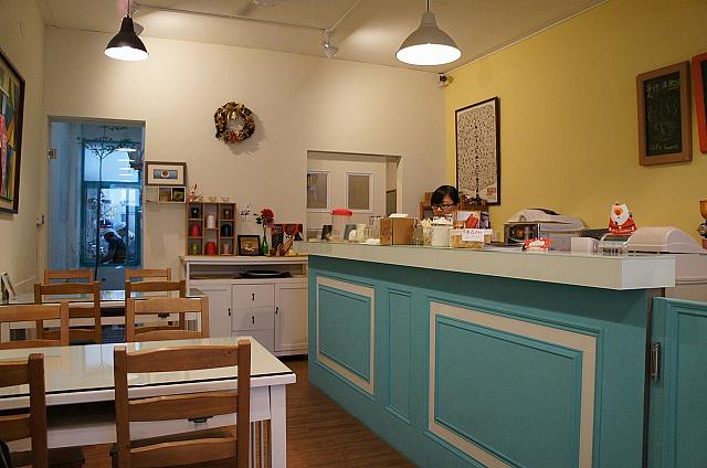 店内はティファニーブルーと白！奥の工房が見られるようになっているんです☆
