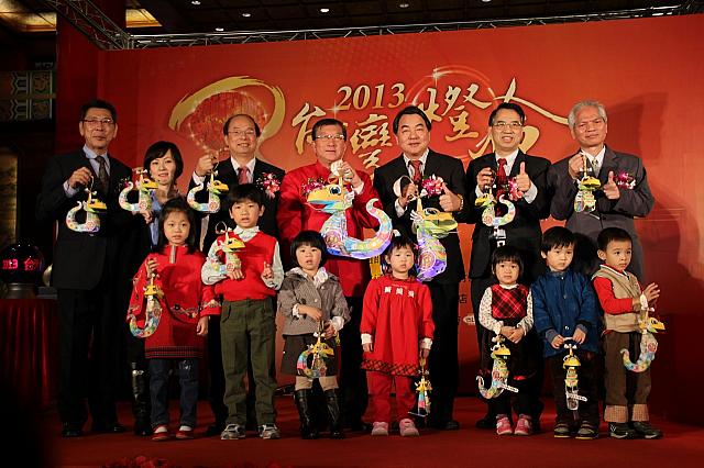 最後はちびっこと一緒に記念写真！<BR>2/24～3/10の期間中に台湾に来られる方は是非台湾ランタンフェスティバルに出かけてみてください！