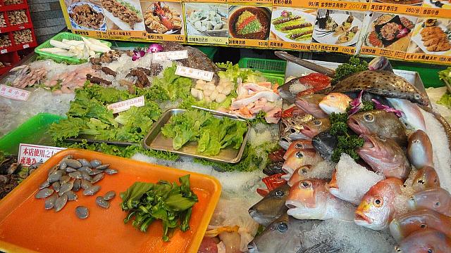 魚介、甲殻類、海藻と、なんでもあります。なににしようかな。
