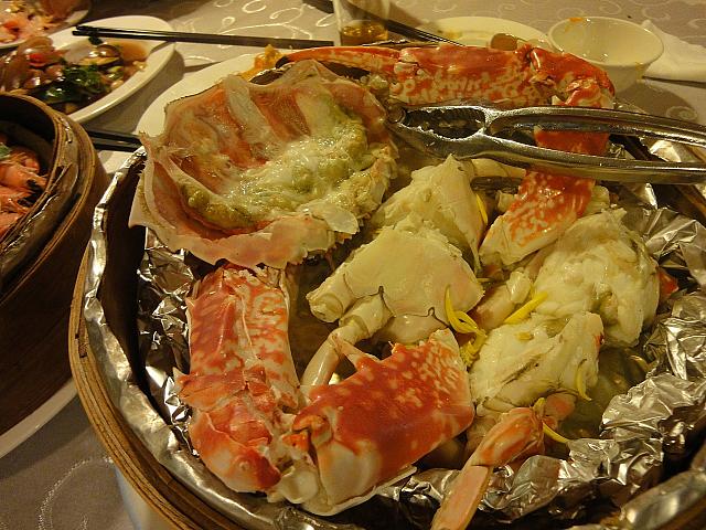 蟹の蒸籠蒸し。身も味噌も両方ある蟹さん、おいしーー。甘酢でどうぞ。