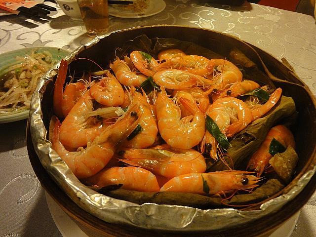 蒸したてほっかほかのエビちゃん。わさび醤油でどうぞ。